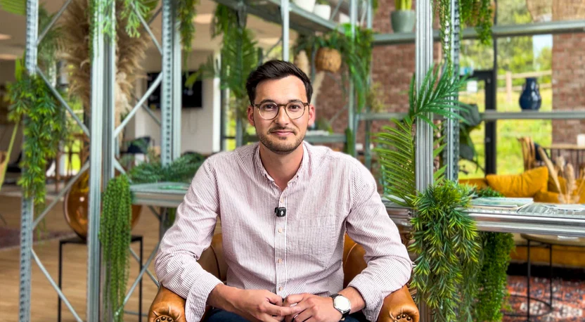 Karl Drouillet, Avelmat, assis dans un bureau entouré de plantes