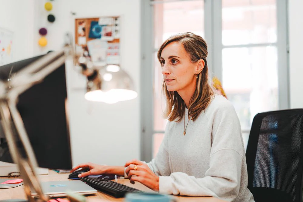 Emma LeBaut, IGR-IAE Rennes, devant son écran au bureau